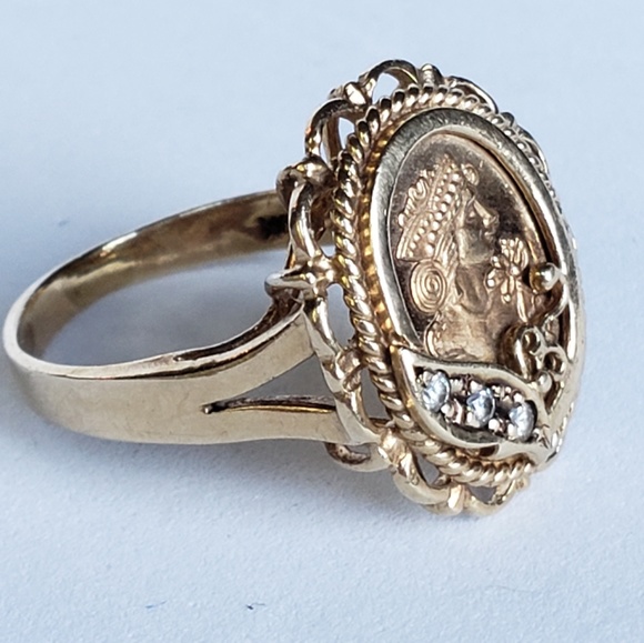 SOLD on Merc - Credit Suisse Cameo Diamond Ring - Picture 2 of 6